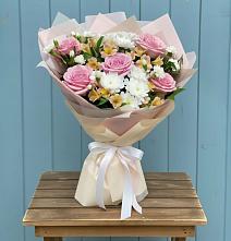 Букет цветов из:  Гвоздики, Орхидеи и Розы в Устюжне