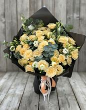 Букет цветов из:  Розы и Лизиантусы в Устюжне
