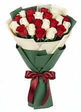 Букет Микс из красных и белых роз в Устюжне