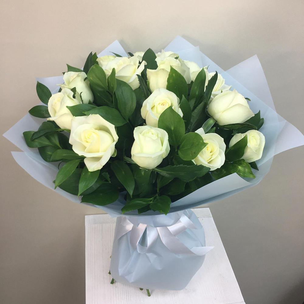 Букет 15 Белых роз Проуд в Устюжне