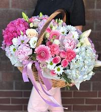 Композиция солнечный день в Устюжне Цветочная композиция из Розы, Хризантемы, Пионы и Лизиантусы в корзине в Устюжне