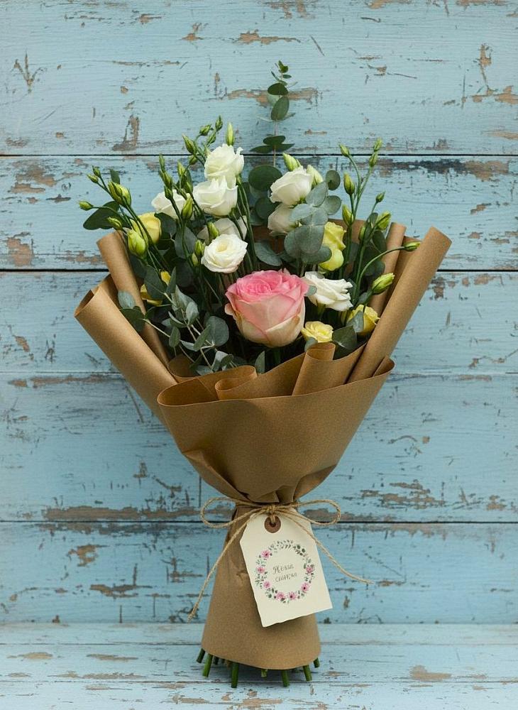 Букет цветов из: Розы и Лизиантусы в Устюжне