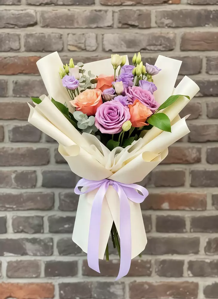 Букет цветов из: Лизиантусы и Розы в Устюжне