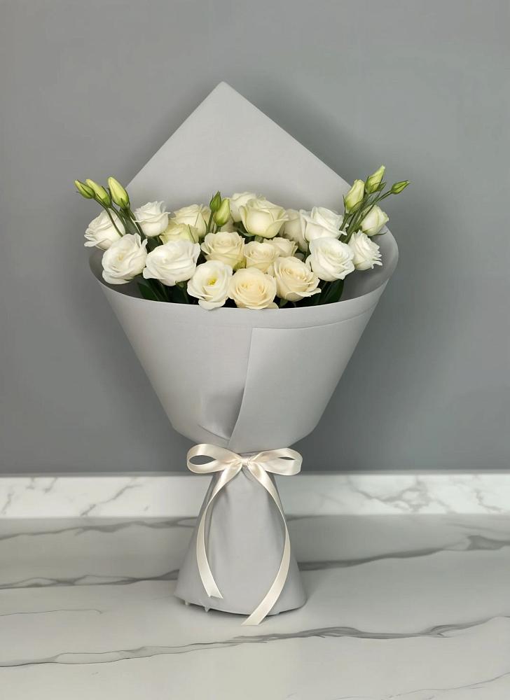 Букет цветов из: Розы и Лизиантусы в Устюжне