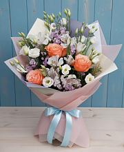 Букет цветов из:  Лизиантусы, Розы, Альстромерии и Гипсофила в Устюжне