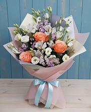 Букет цветов из:  Лизиантусы, Розы, Альстромерии и Гипсофила в Устюжне