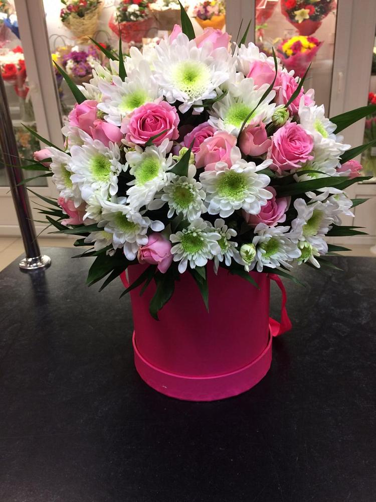 Цветочная композиция из Розы и Хризантемы в шляпной коробке в Устюжне