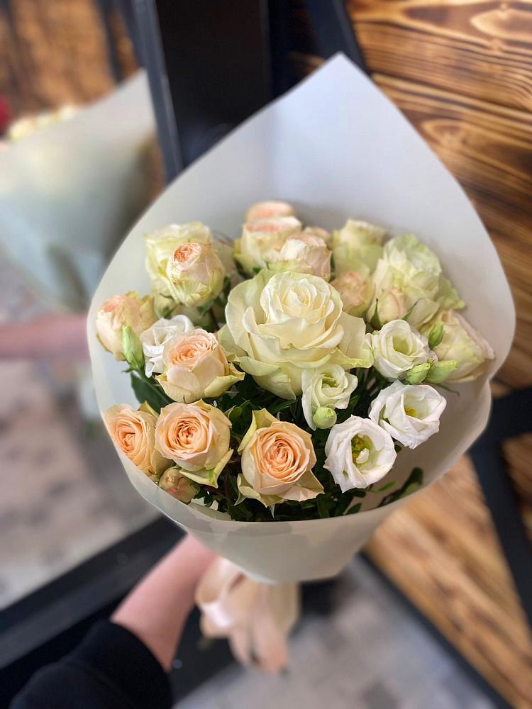 Букет цветов из: Розы и Лизиантусы в Устюжне